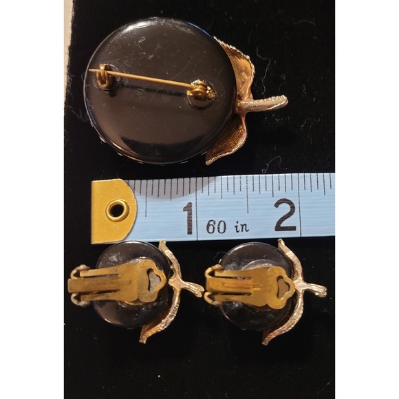 Vintage Unsigned Black & Milk Glass Apple Fruit Rhinestone Brooch & Earrings - Picture 3 of 3